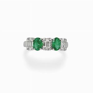 Anello in oro bianco 18k, diamanti e smeraldi