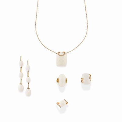 Cinque Gioielli in Oro Rosa 18k, Diamanti e Agata Bianca
