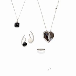 A 18k white gold, diamond onyx, white agate, mother-of-pearl five jewels