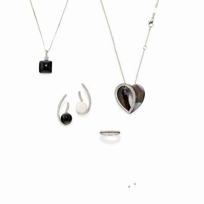 Cinque Gioielli in Oro Bianco 18k, Diamanti, Onice, Agata Bianca e Madreperla