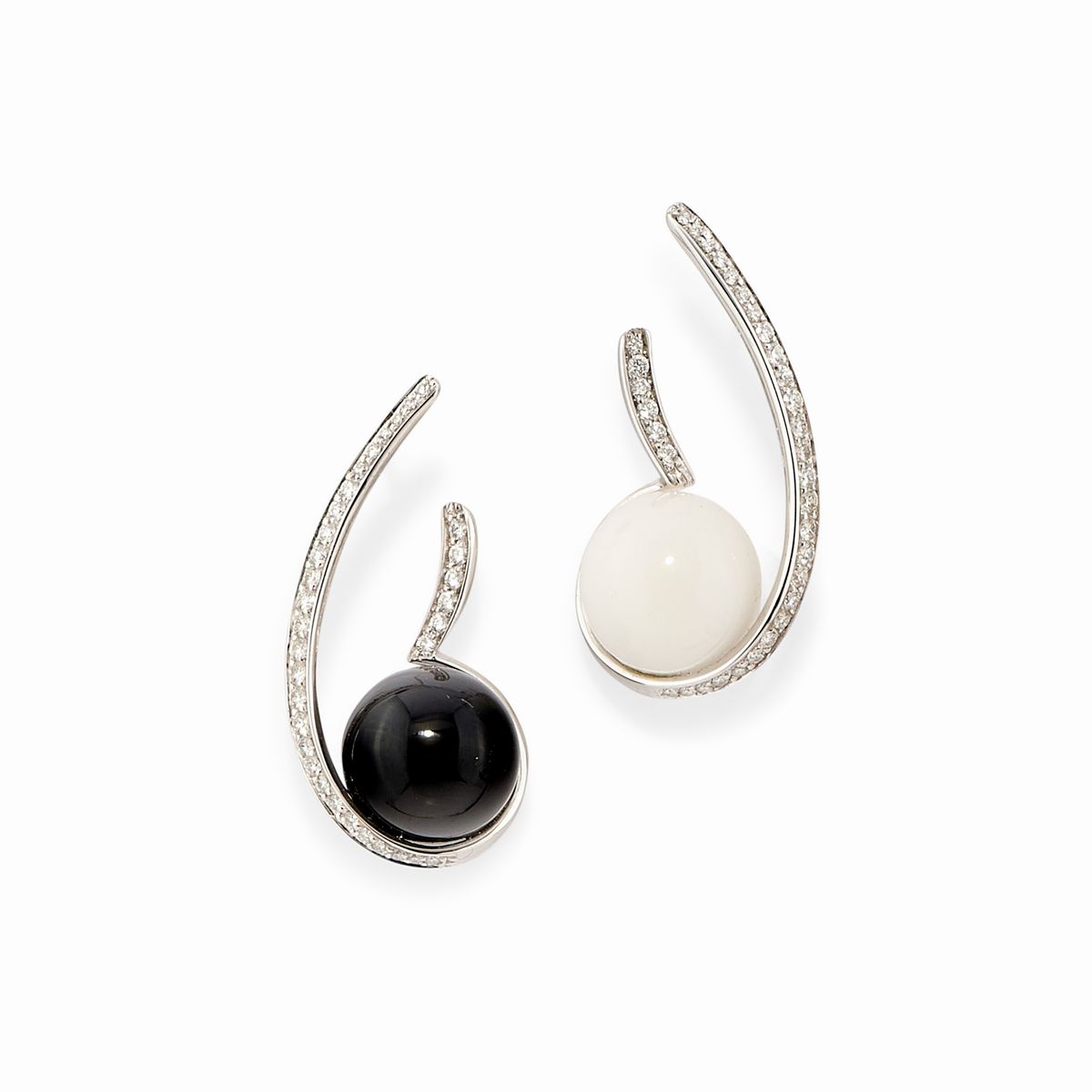 Cinque Gioielli in Oro Bianco 18k, Diamanti, Onice, Agata Bianca e Madreperla