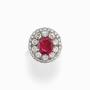  - Anello in platino, rubino e diamanti