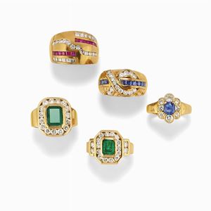Lotto di cinque anelli in oro 18k, rubini, smeraldi, zaffiri e diamanti