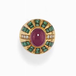  - Anello in oro 18k, smeraldi, rubino e diamanti
