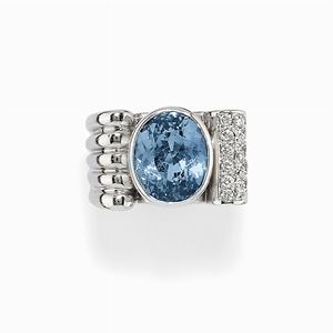 Anello in oro bianco 18k, topazio azzurro e diamanti