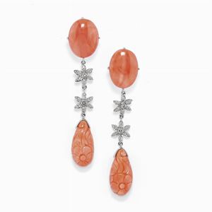 Orecchini pendenti in oro bianco 18k, corallo e diamanti