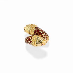  - Anello in oro giallo 18k, rubini e smalto