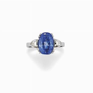  - Anello in oro bianco 18k, diamanti e zaffiro