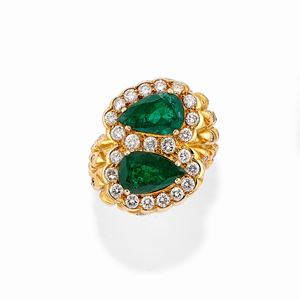  - Anello in oro giallo 18k, diamanti e smeraldi