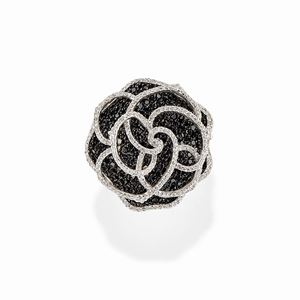  - Anello in oro bianco 18k con diamanti neri e bianchi