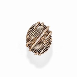  - Anello in oro giallo e brunito 18k e diamanti
