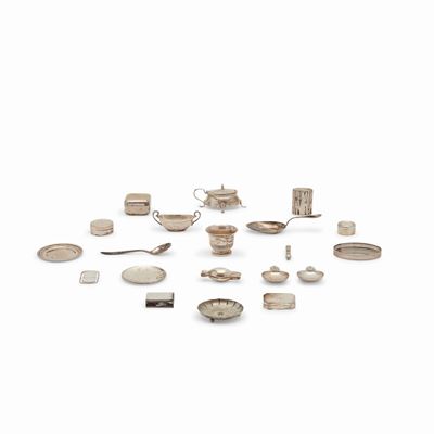 Venti oggetti in argento, Italia, XX secolo, varianti di forma e design