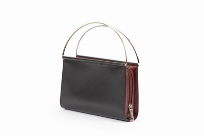 Borsa in pelle nera e burgundy con manici in metallo bicolore
