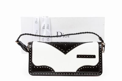 Borsa in pelle color panna con dettagli in metallo logato