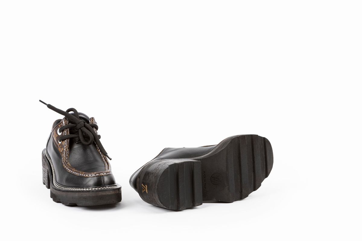 Louis Vuitton - Scarpe stringate, pelle nera con suola in gomma e profili in tela monogram, misur...
