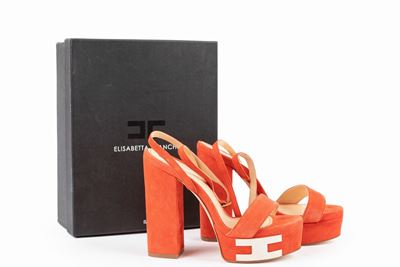 Sandalo con plateau in camoscio arancio