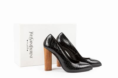 Scarpa in pelle stampata nera con tacco in legno, misura 39
