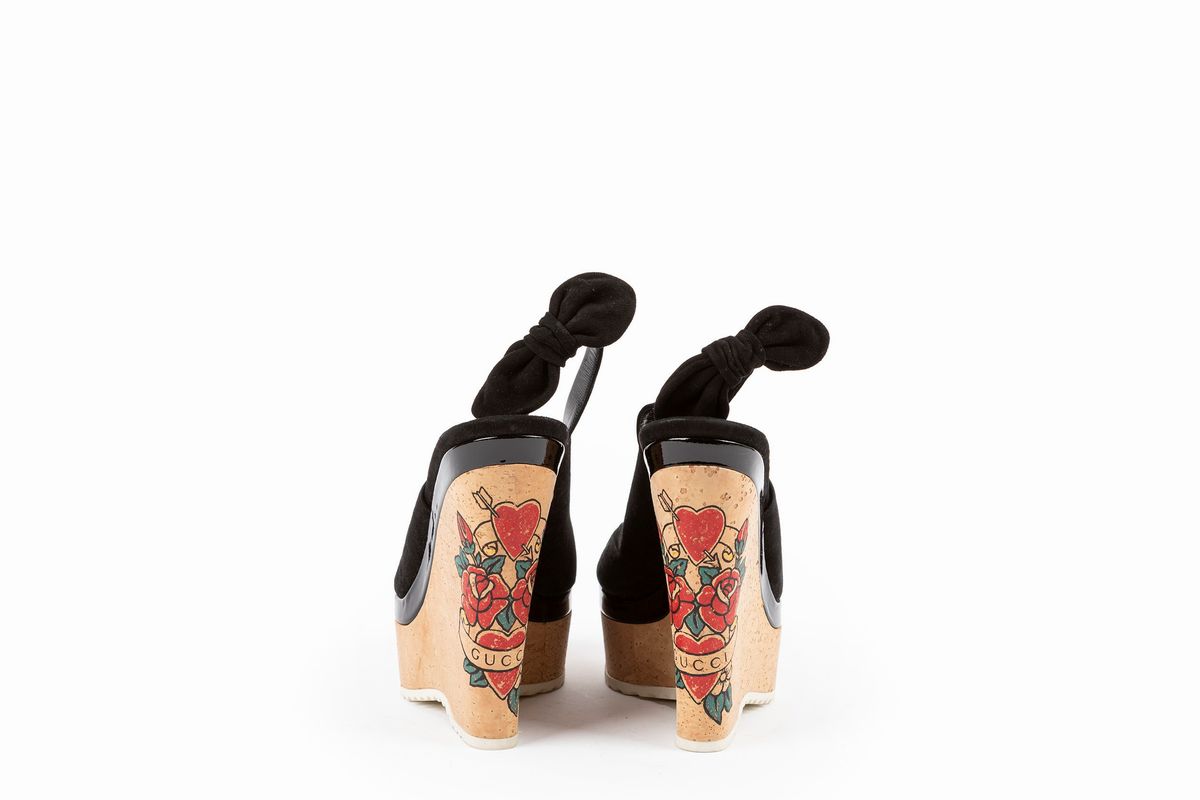 Gucci - Sandalo con plateau in camoscio nero e sughero decorato