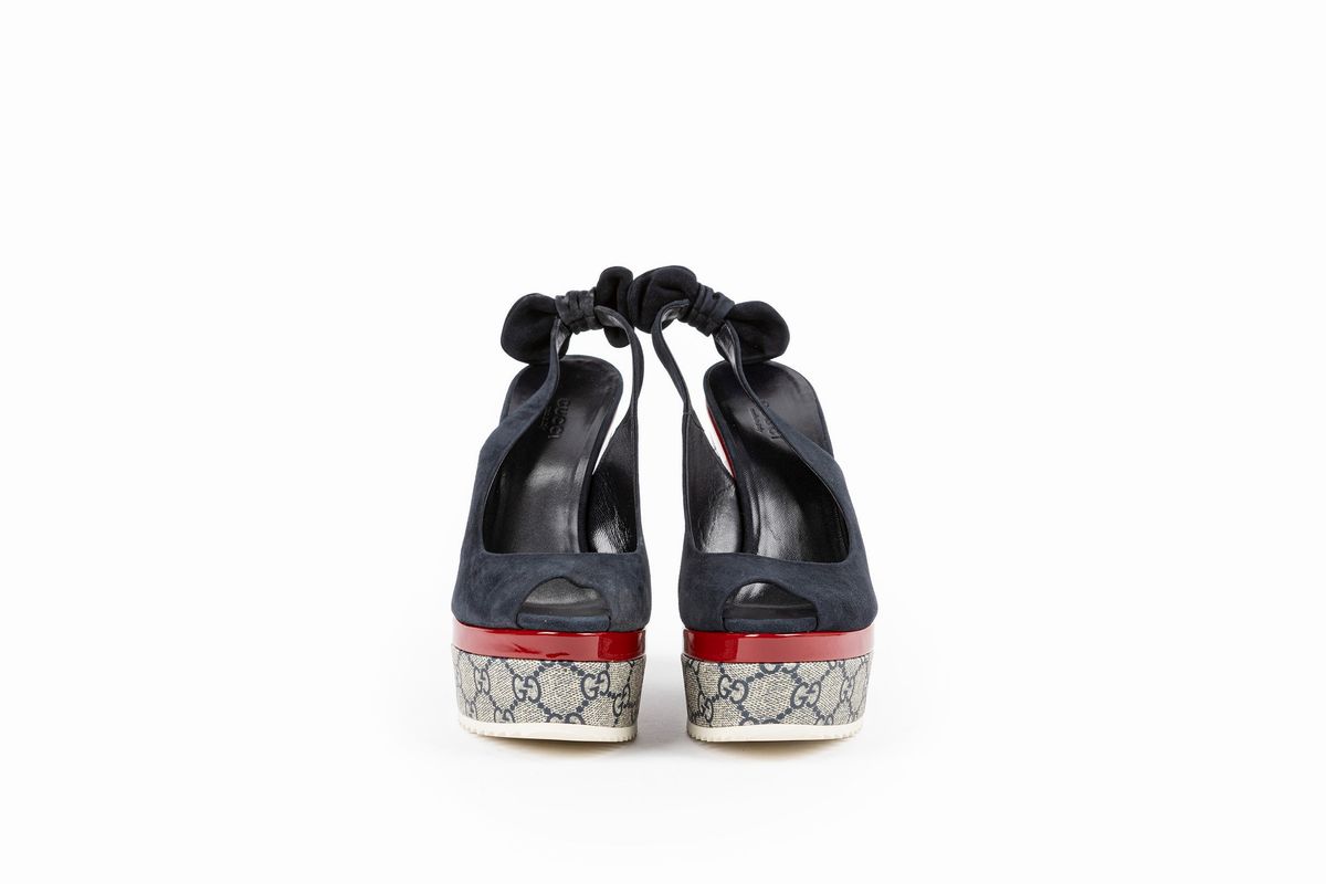 Gucci - Sandalo in camoscio nero con inserto in vernice rossa e plateau monogrammato