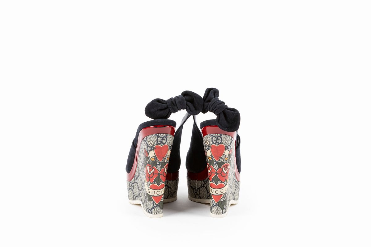 Gucci - Sandalo in camoscio nero con inserto in vernice rossa e plateau monogrammato