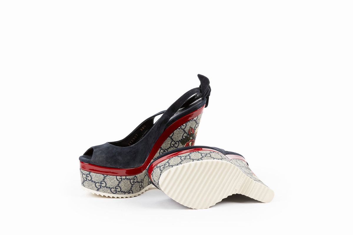 Gucci - Sandalo in camoscio nero con inserto in vernice rossa e plateau monogrammato