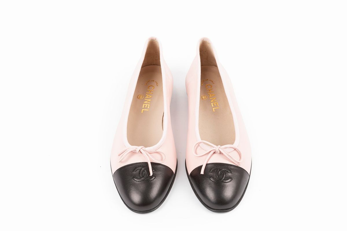Chanel - Ballerina in pelle rosa con punta logata nera, misura 39,5