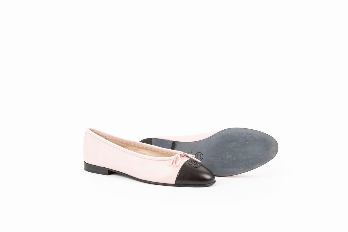 Chanel - Ballerina in pelle rosa con punta logata nera, misura 39,5