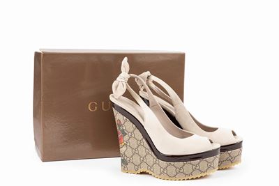 Sandalo in suede beige con inserto in vernice marrone