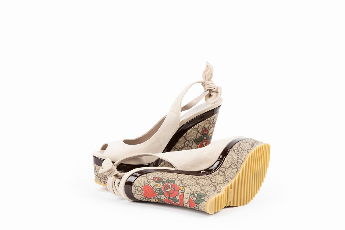 Gucci - Sandalo in suede beige con inserto in vernice marrone
