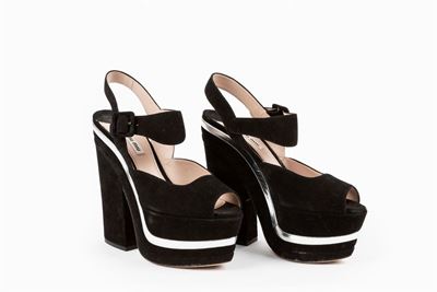 Scarpa con plateau in camoscio nero e dettagli in pelle argento