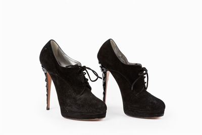 Scarpe in camoscio nero con tacco sfaccettato
