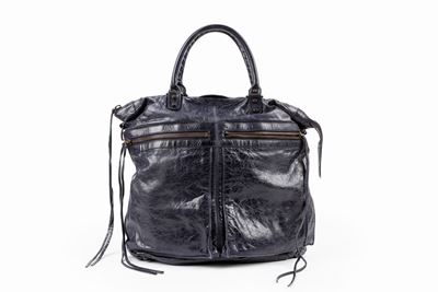 Borsa in pelle blu con dettagli metallici