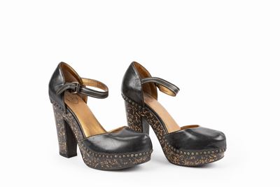 Scarpe in pelle nera con cinturino alla caviglia e tacco di 12 cm, misura 38,5