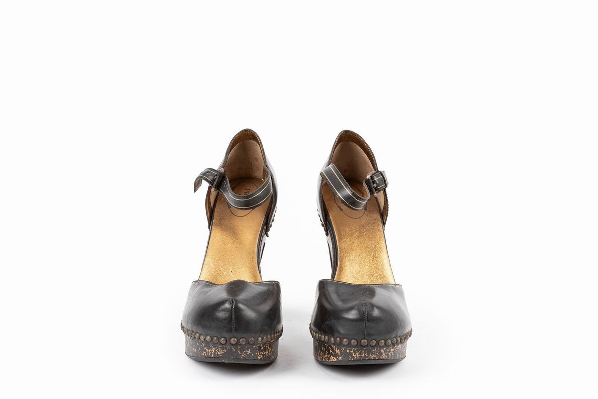 Prada - Scarpe in pelle nera con cinturino alla caviglia e tacco di 12 cm, misura 38,5
