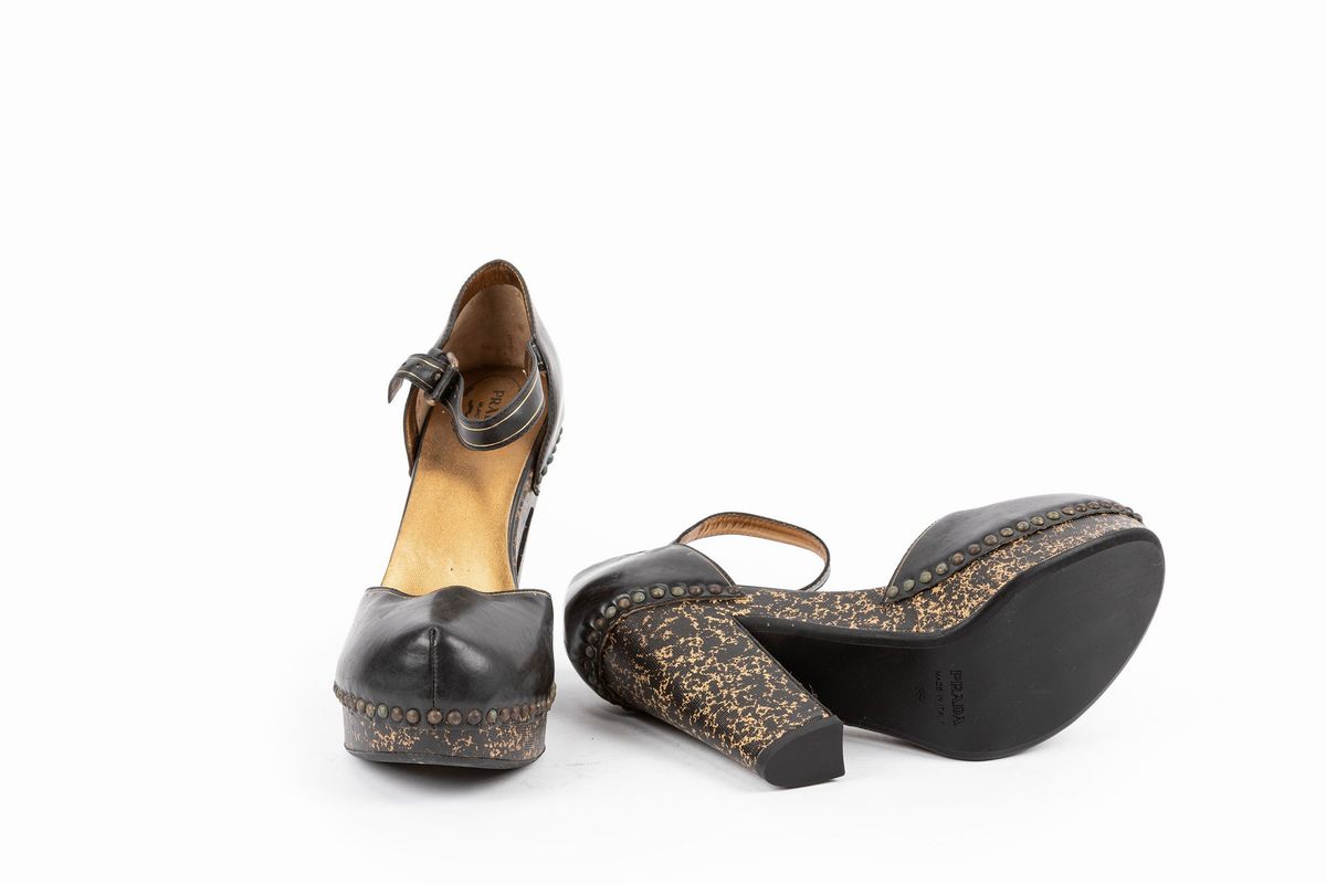 Prada - Scarpe in pelle nera con cinturino alla caviglia e tacco di 12 cm, misura 38,5
