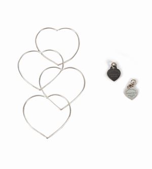 Lotto composto da quattro bracciali a forma di cuore e due ciondoli