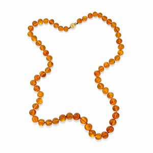  - A 18k yellow gold and amber necklace