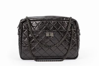 Borsa in pelle matelassé nera, con tracolla e tasca frontale, 2009