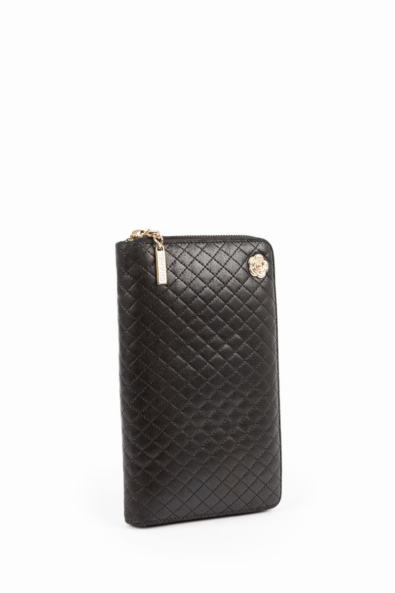 Chanel - Portafoglio Camelia in pelle matelassé nera del 2009
