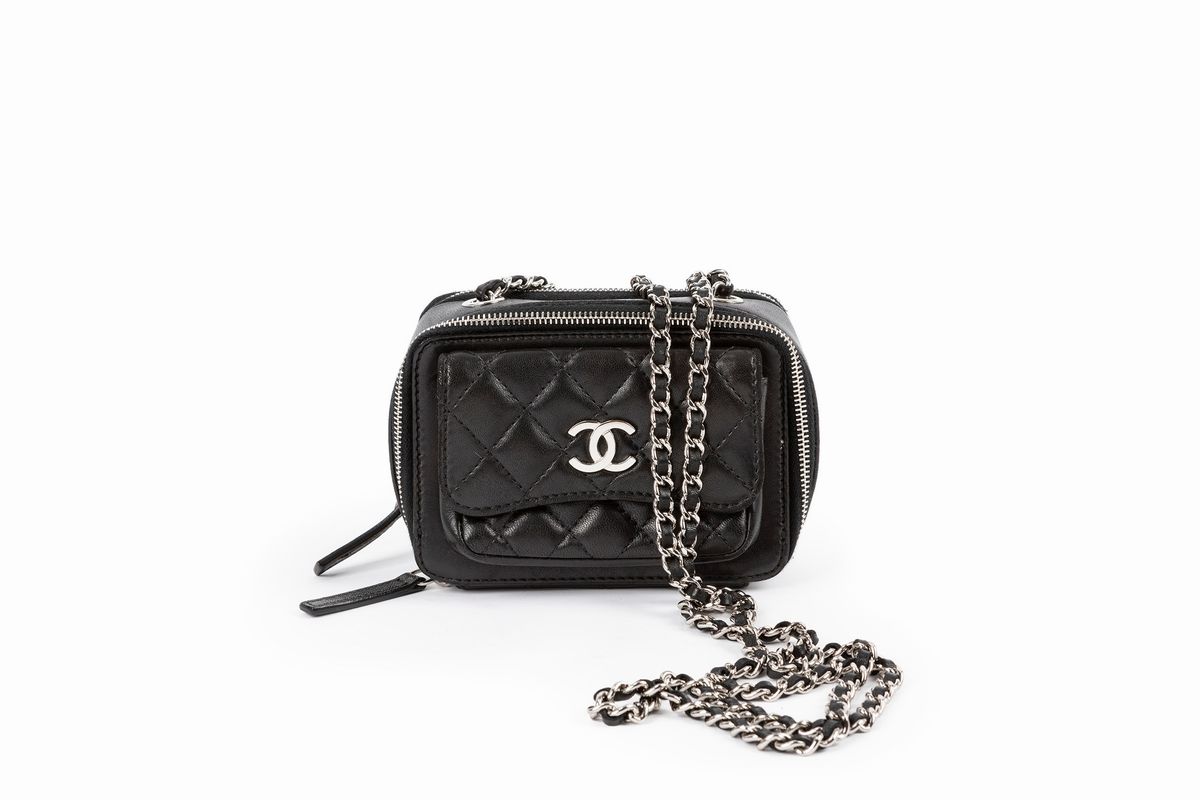 Mini bag attaccata hot sale alla borsa chanel