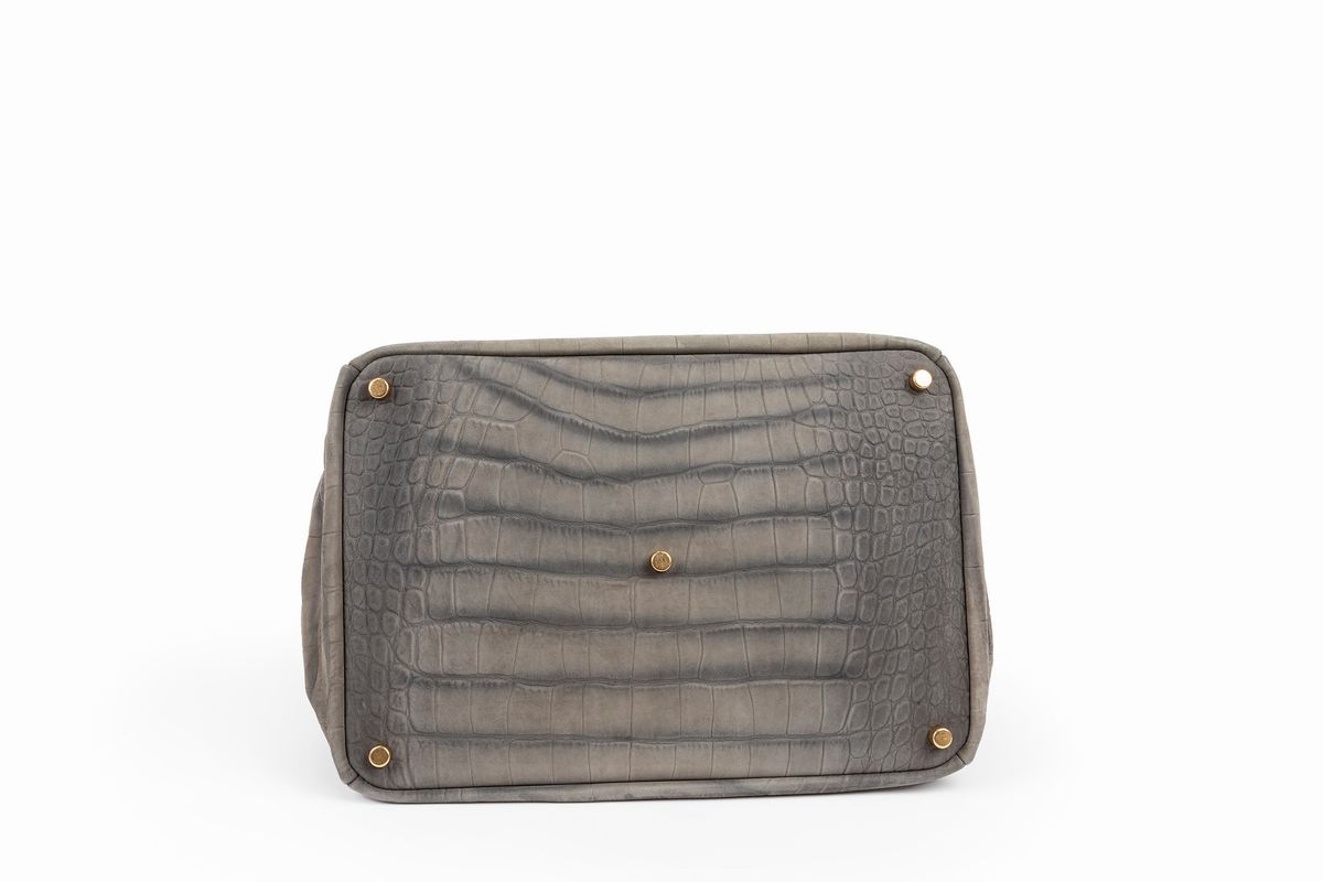Yves Saint Laurent - Borsa grande in pelle di camoscio grigio antracite con manici e chiusura a c...