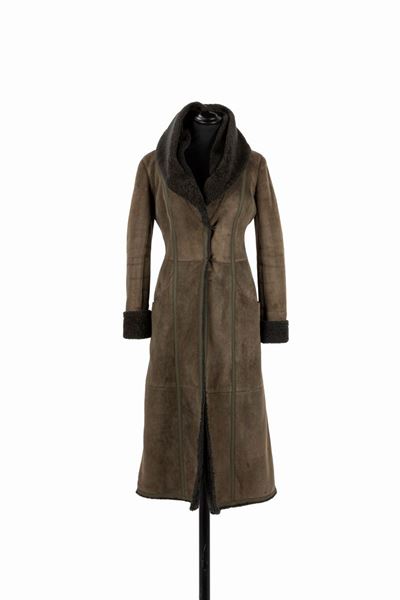 Cappotto lungo in montone color verde muschio con profili in gros grain ton sur ton, Taglia 38