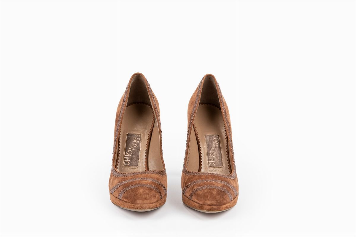Salvatore Ferragamo - Paio di scarpe décolleté in camoscio