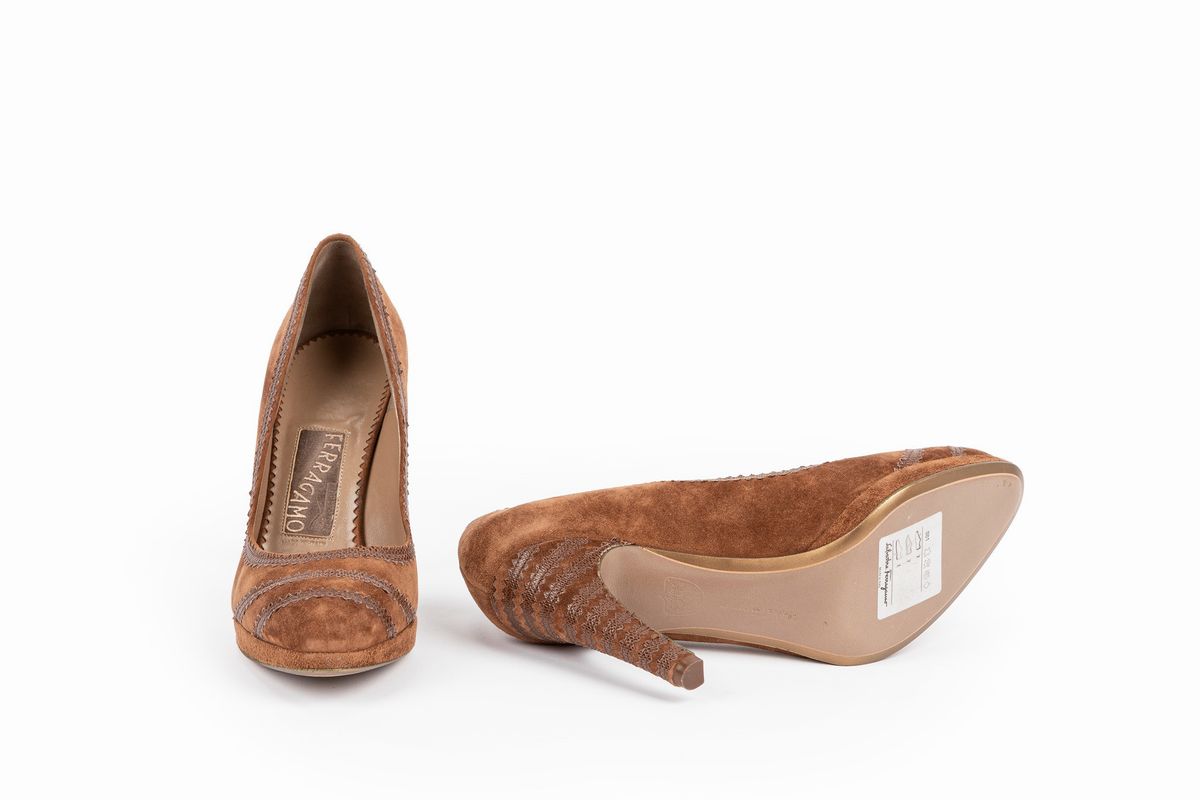 Salvatore Ferragamo - Paio di scarpe décolleté in camoscio