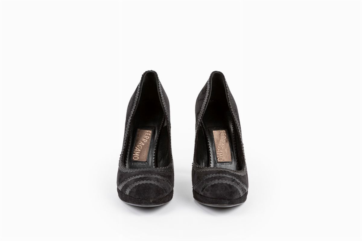 Salvatore Ferragamo - Scarpe décolleté in camoscio nero con inserti in pelle e tacco di 11 cm