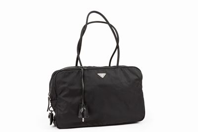 Borsa in tessuto nero con manici
