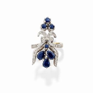  - Anello in oro giallo 18k, argento, zaffiri e diamanti