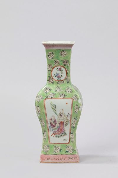 Vasetto in porcellana, famiglia rosa, Cina, fine dinastia Qing, h 21,8 cm