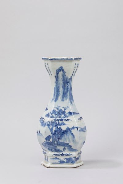 Vasetto in porcellana bianca e blu, Cina, secolo XIX, decorato a paesaggio con iscrizioni poetich...