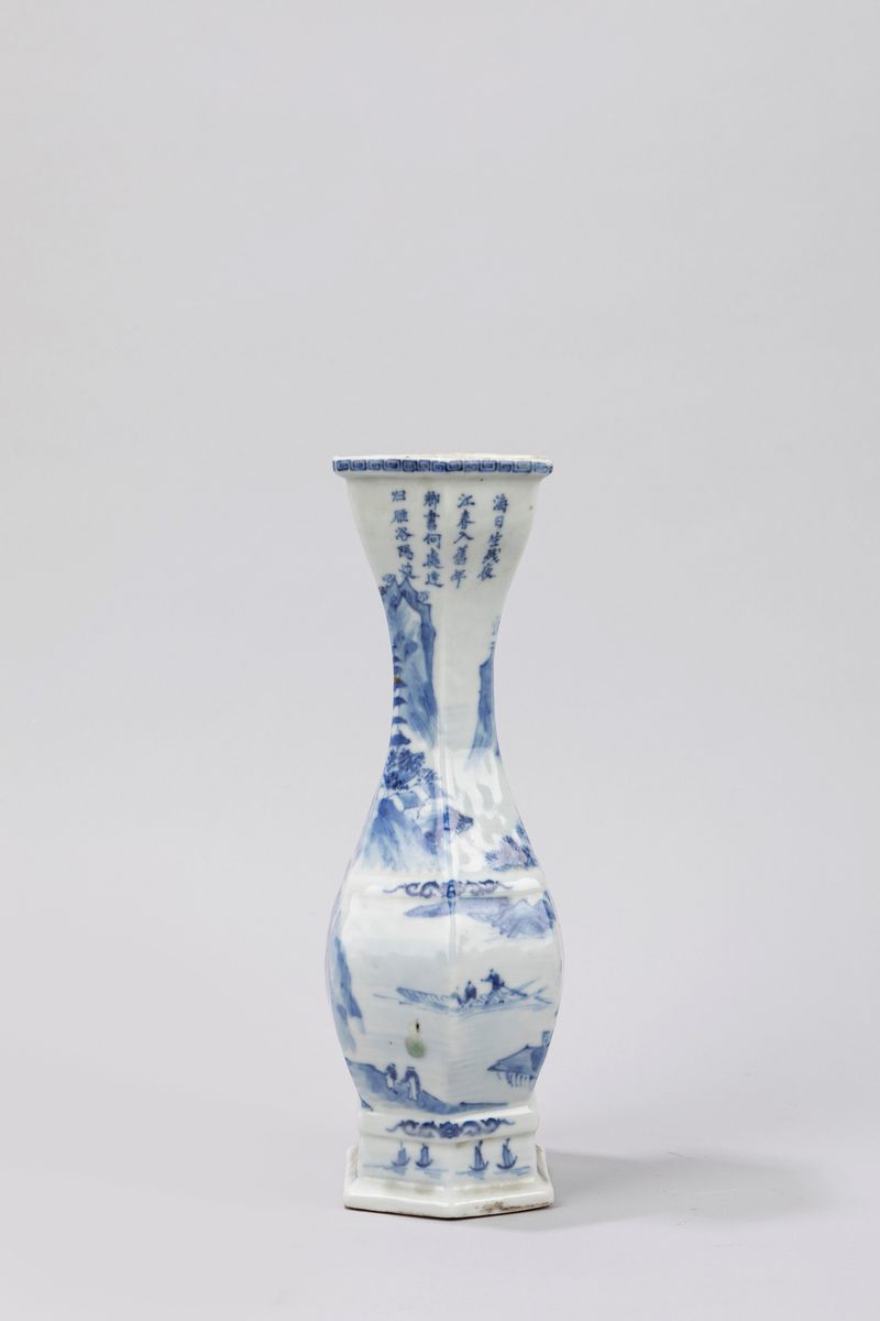 Vasetto in porcellana bianca e blu, Cina, secolo XIX, decorato a paesaggio con iscrizioni poetich...